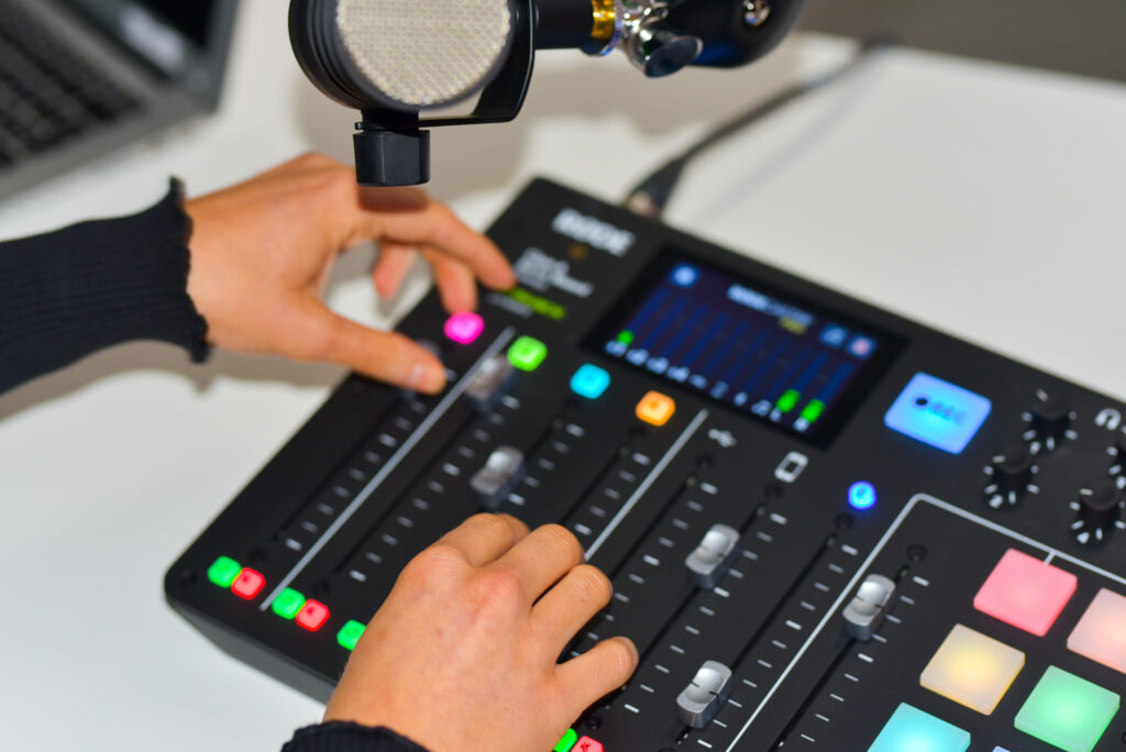 Skal du afholde webinar, og mangler du et sted, hvor du kan leje et studie? Du er havnet det helt rigtige sted. Hos AWORK webbureau kan vi hjælpe dig.